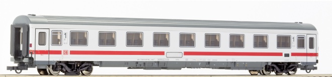 Passenger car 1st class in IC livery<br /><a href='images/pictures/Roco/45831.jpg' target='_blank'>Full size image</a>